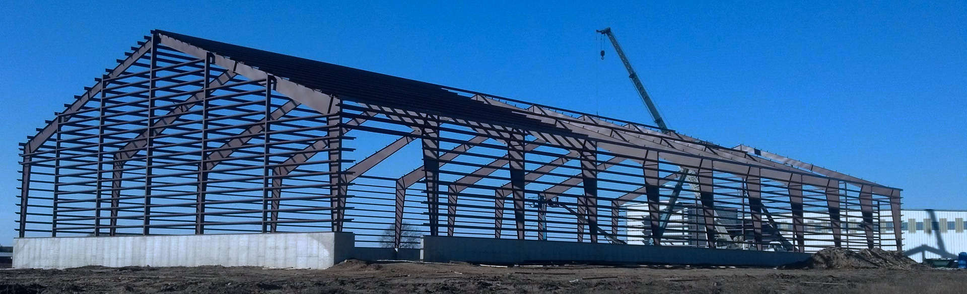 Industrial steel buildings and prefabricated clear-span structures for garage and shed projects