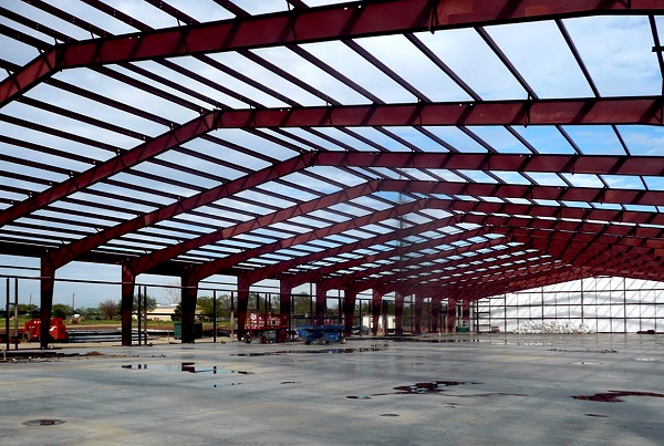 Prefabricated steel shed with ventilated clear-span storage space