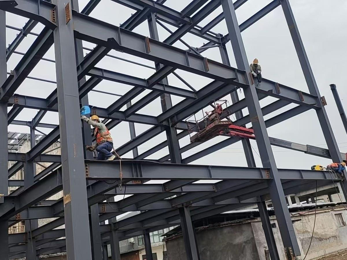 Comparison diagram showing steel structure installation advantages over concrete