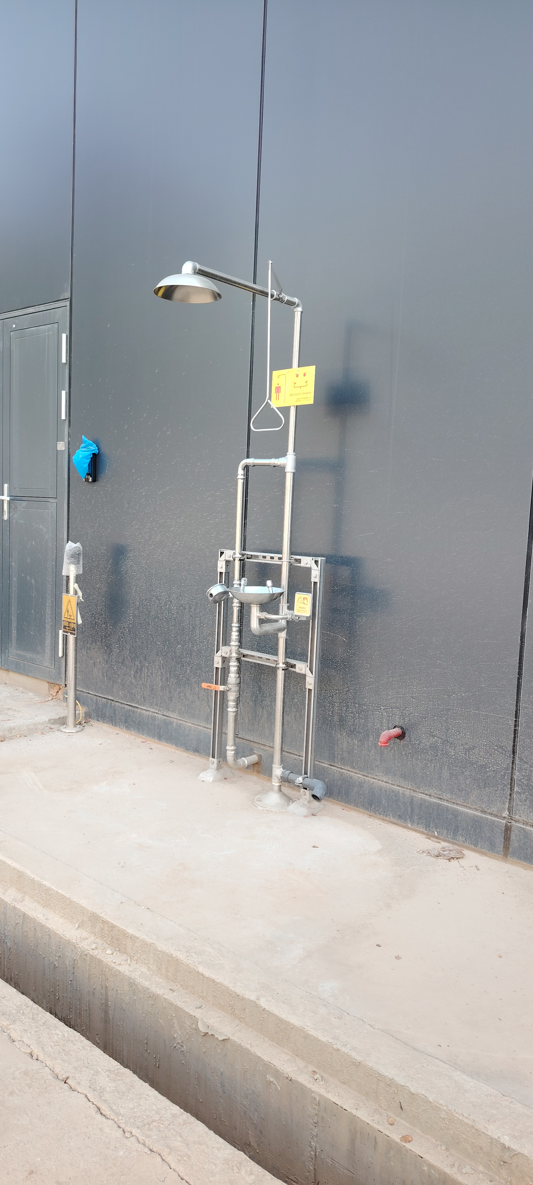 Compound emergency shower and eyewash by BOHUA