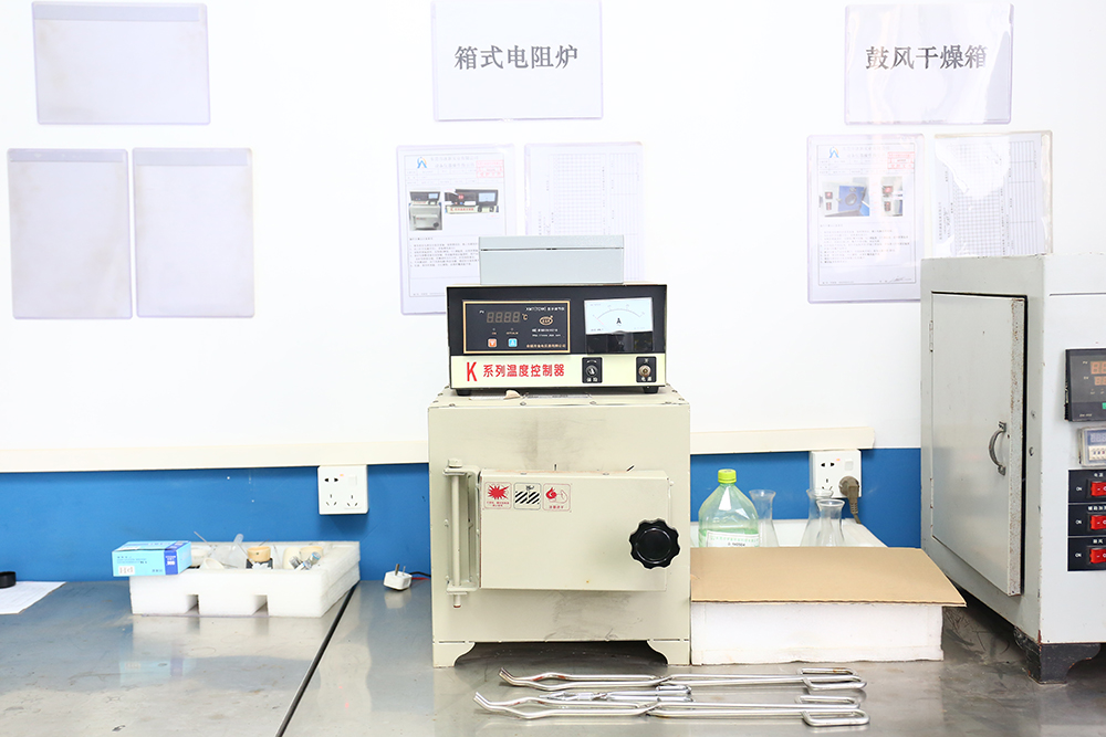 Box-type resistance furnace used in curing and thermal verification of electrophoretic coatings