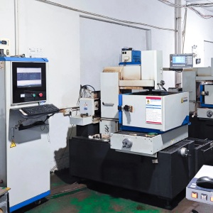 Shower door seal test equipment for product quality control