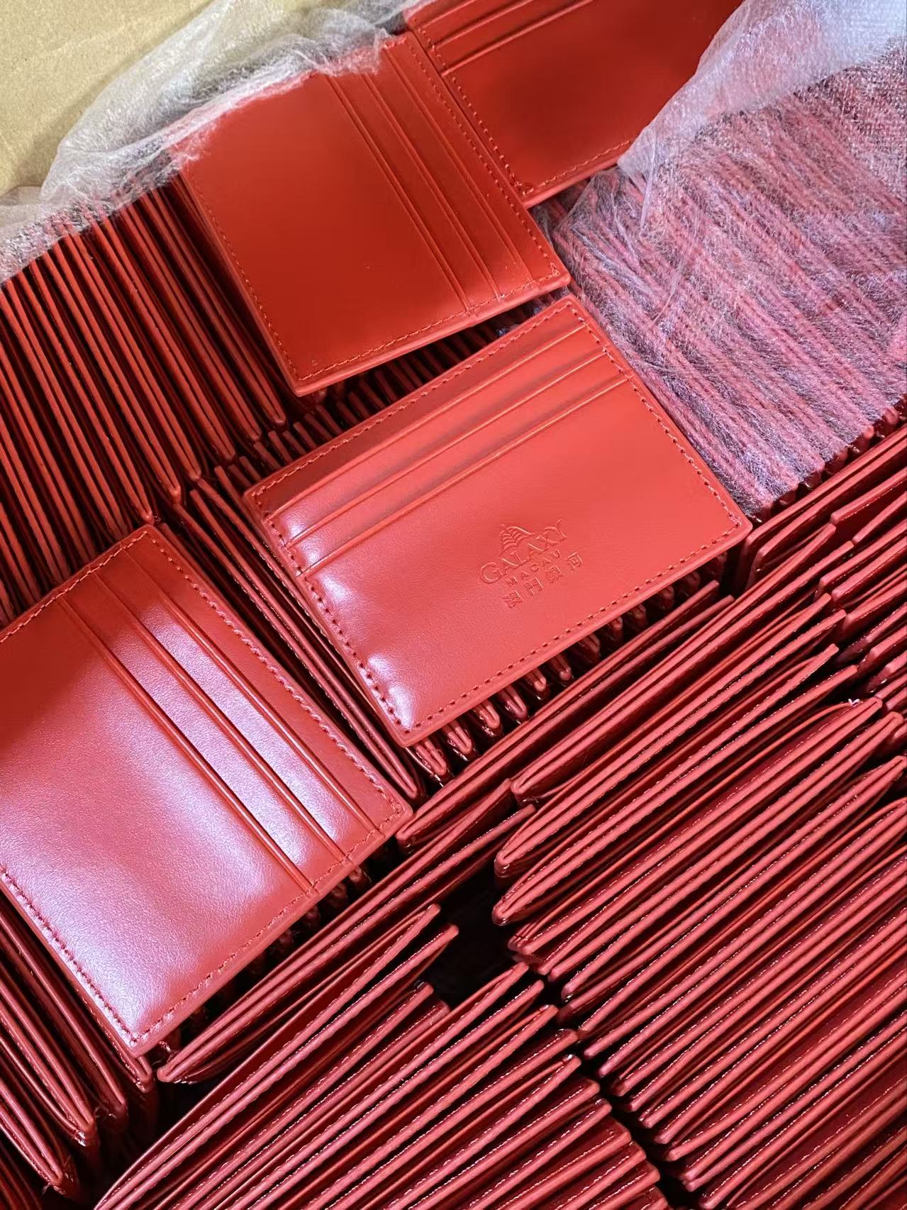 High-quality genuine leather card holder from a reliable leather goods manufacturer