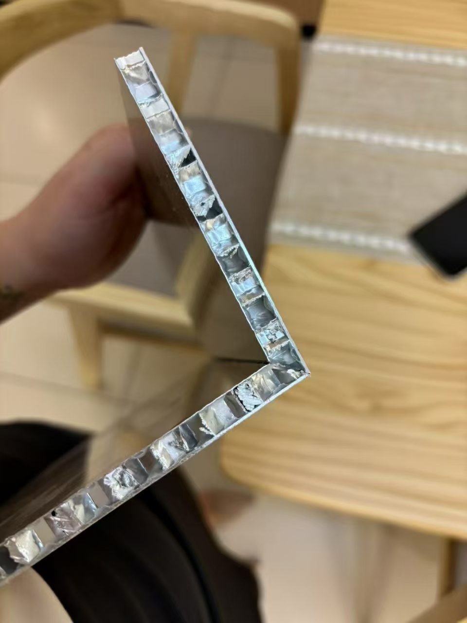 Seamless splicing method for aluminum honeycomb wall panel installation
