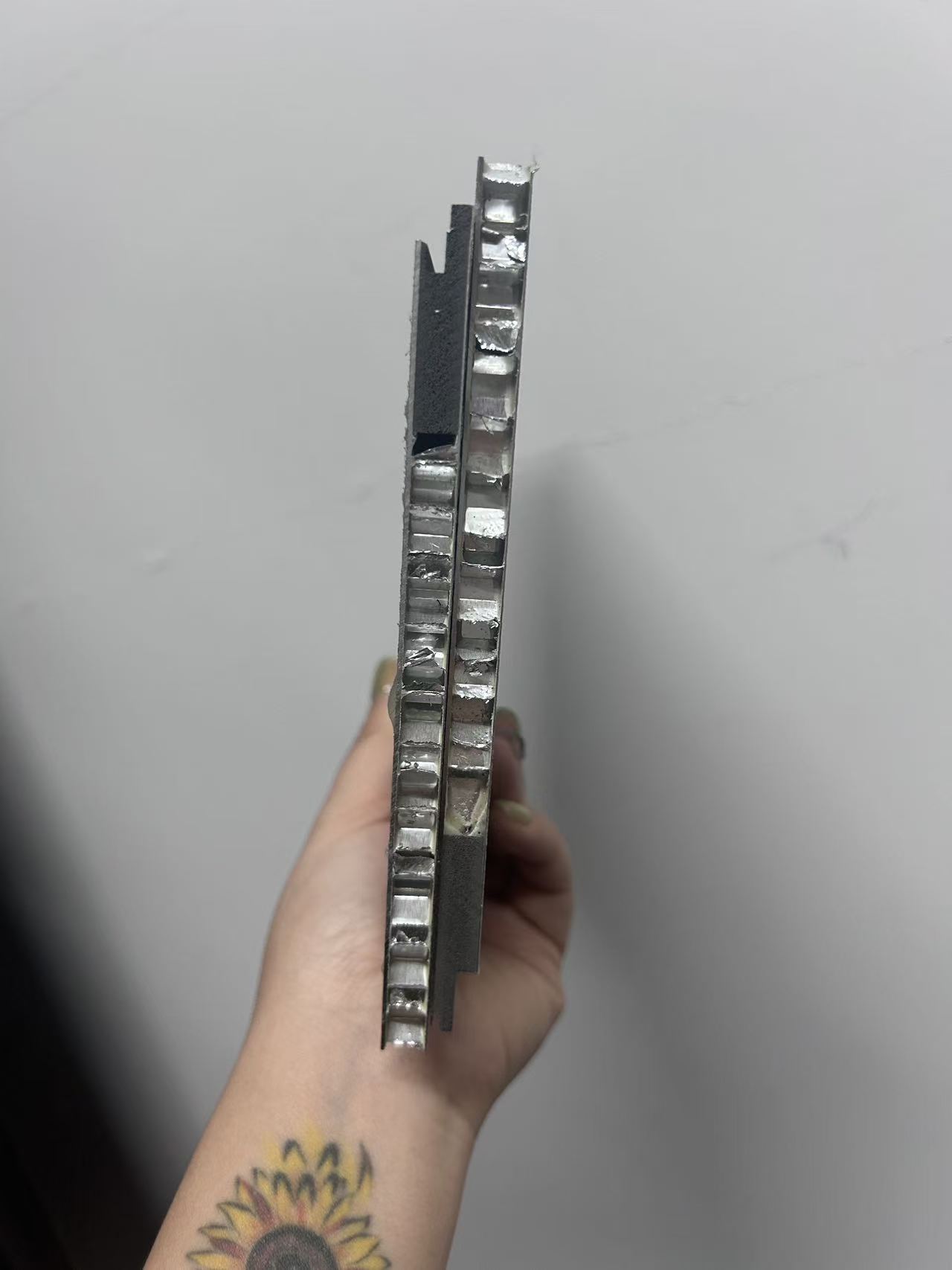 Seamless splicing method for aluminum honeycomb wall panels