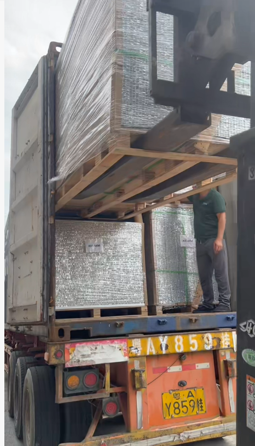Nanbeiwang outbound photos showing container loading for honeycomb panel export
