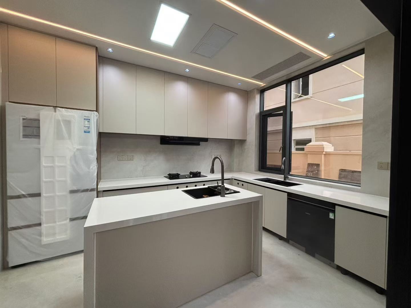 All-aluminum honeycomb panel kitchen cabinet installation with seamless wall integration