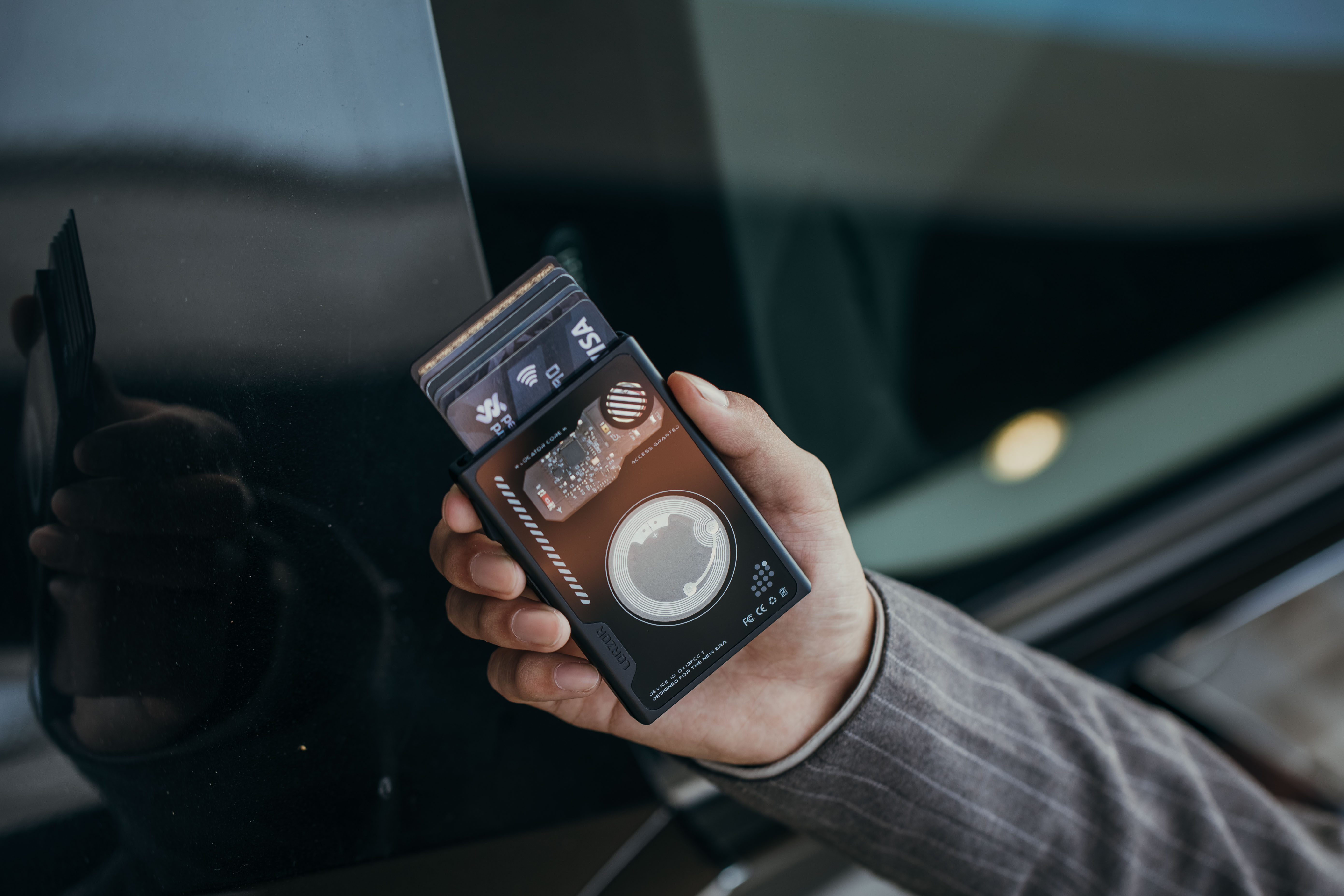 Trackable smart wallet with Apple Find My support