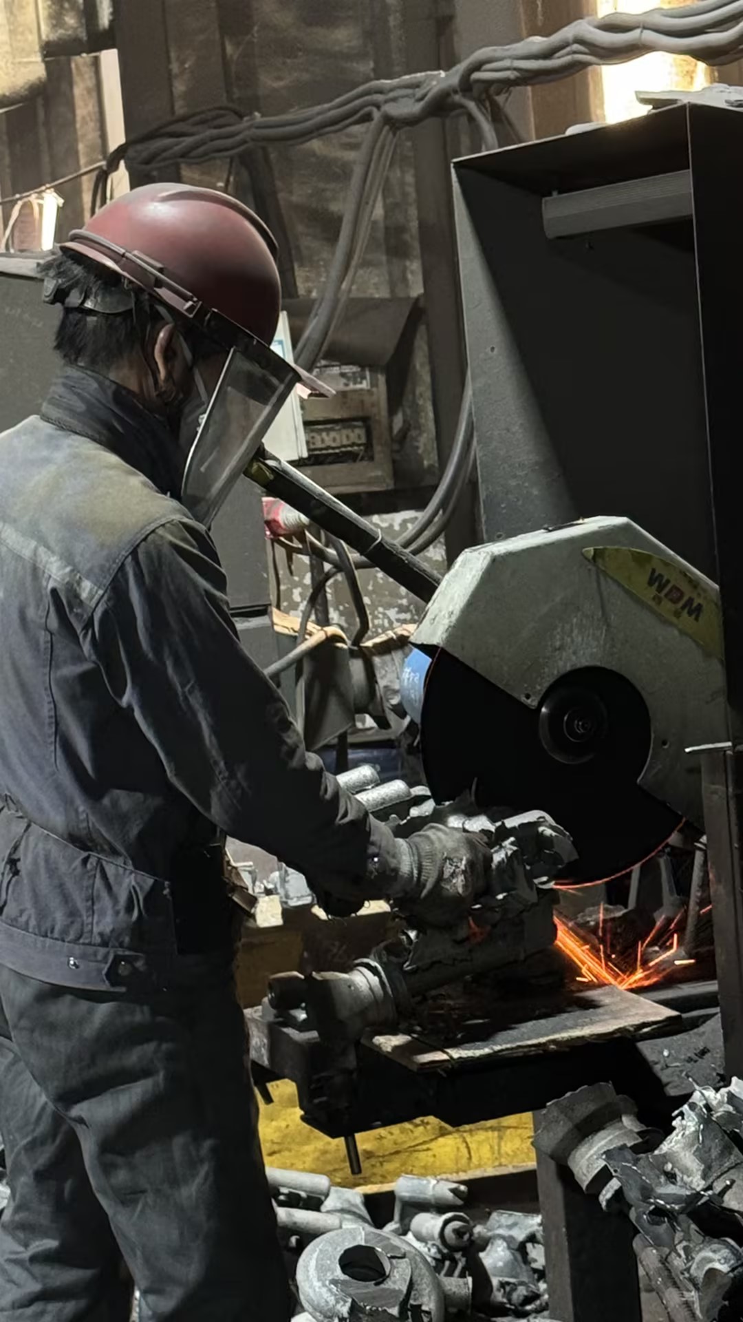 Cutting castings with an angle grinder and a cutting disc