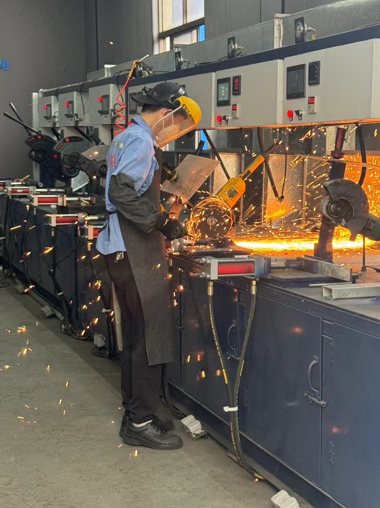 Cutting steel plates with a cutting disc