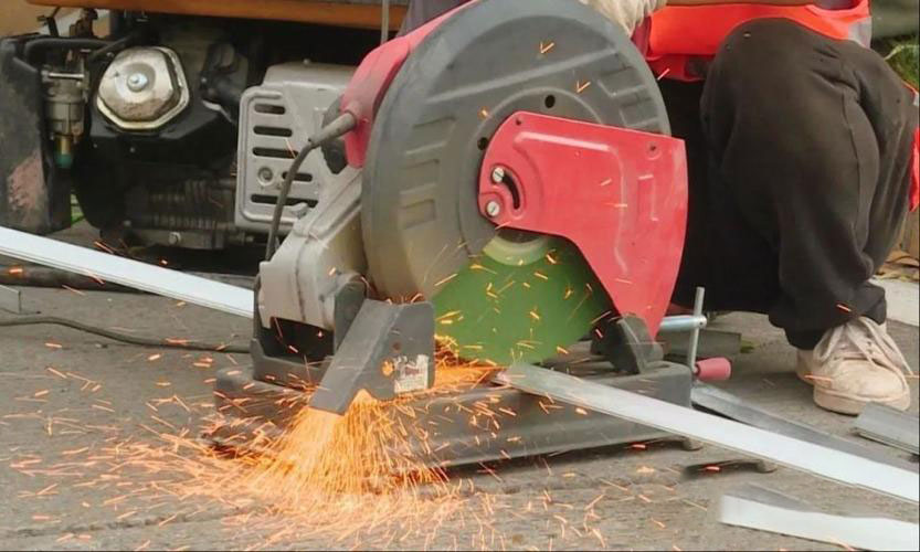 Stainless steel cutting with cutting disc
