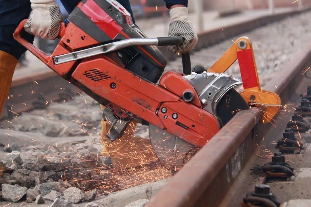 Rail cutting application with CNDOME disc CNDOME cutting disc used in rail cutting operation
