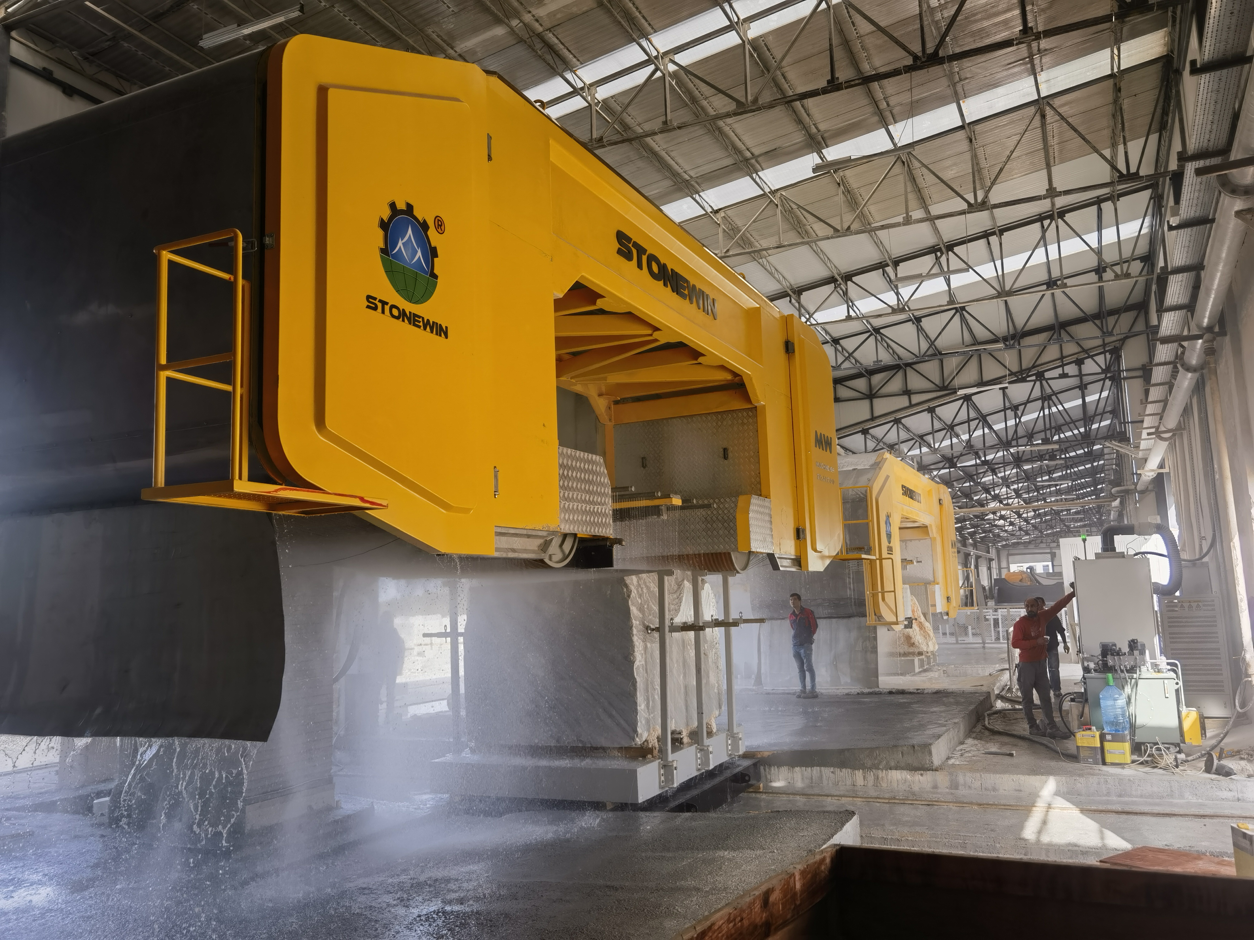 Stonewin multi-wire saw machine deployed in a slab processing plant, showing the machine structure and slab cutting layout.