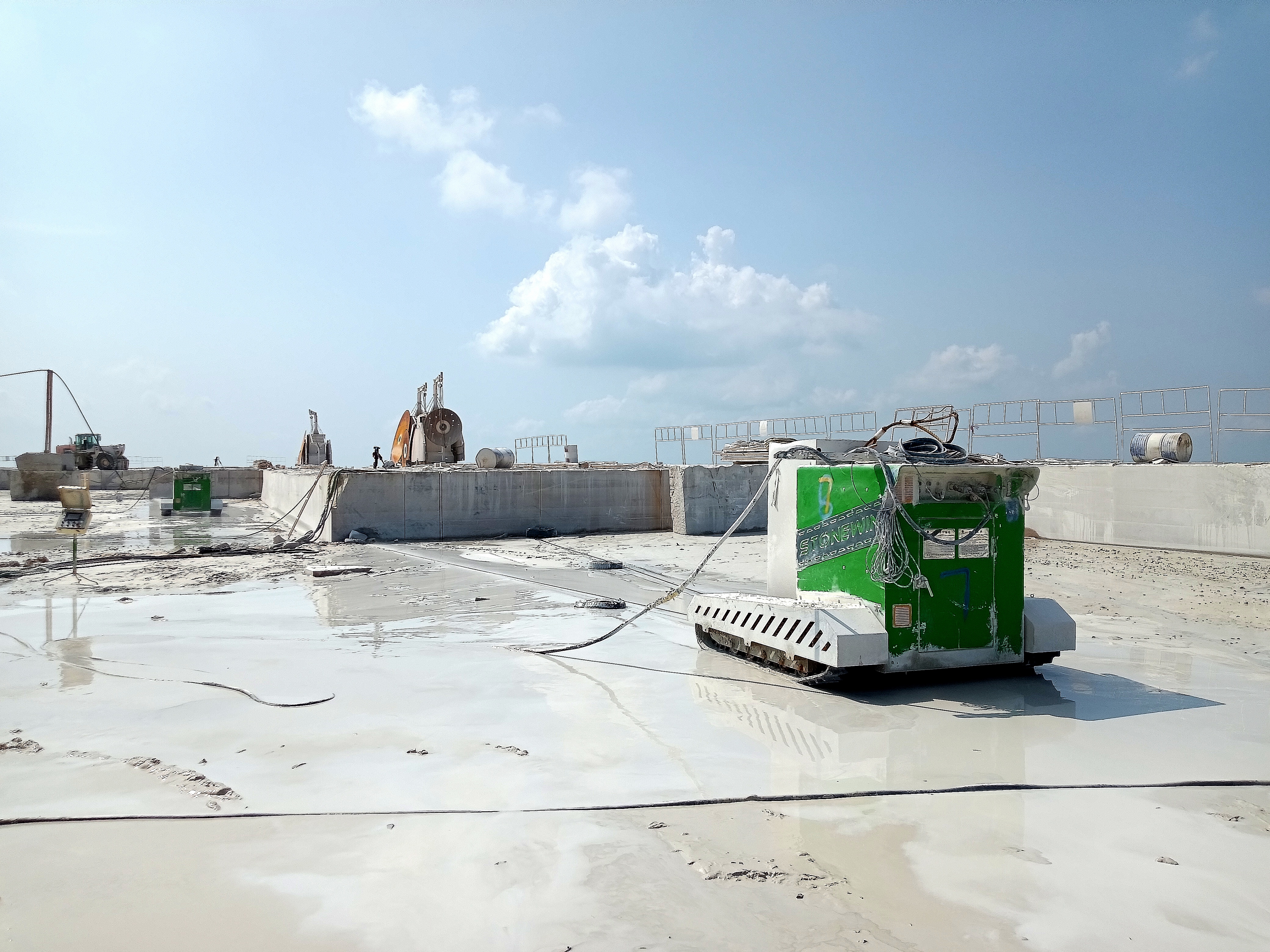Stonewin wire saw machine for granite quarrying in an open-pit mine