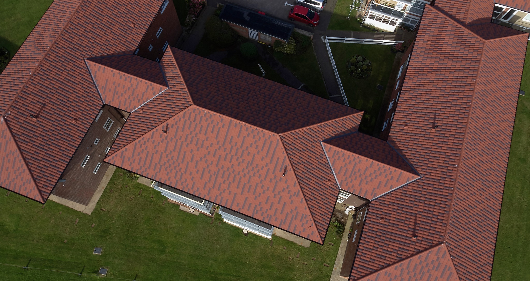 Roman tiles installation in USA residential project, hurricane‑resistant stone coated metal roofing