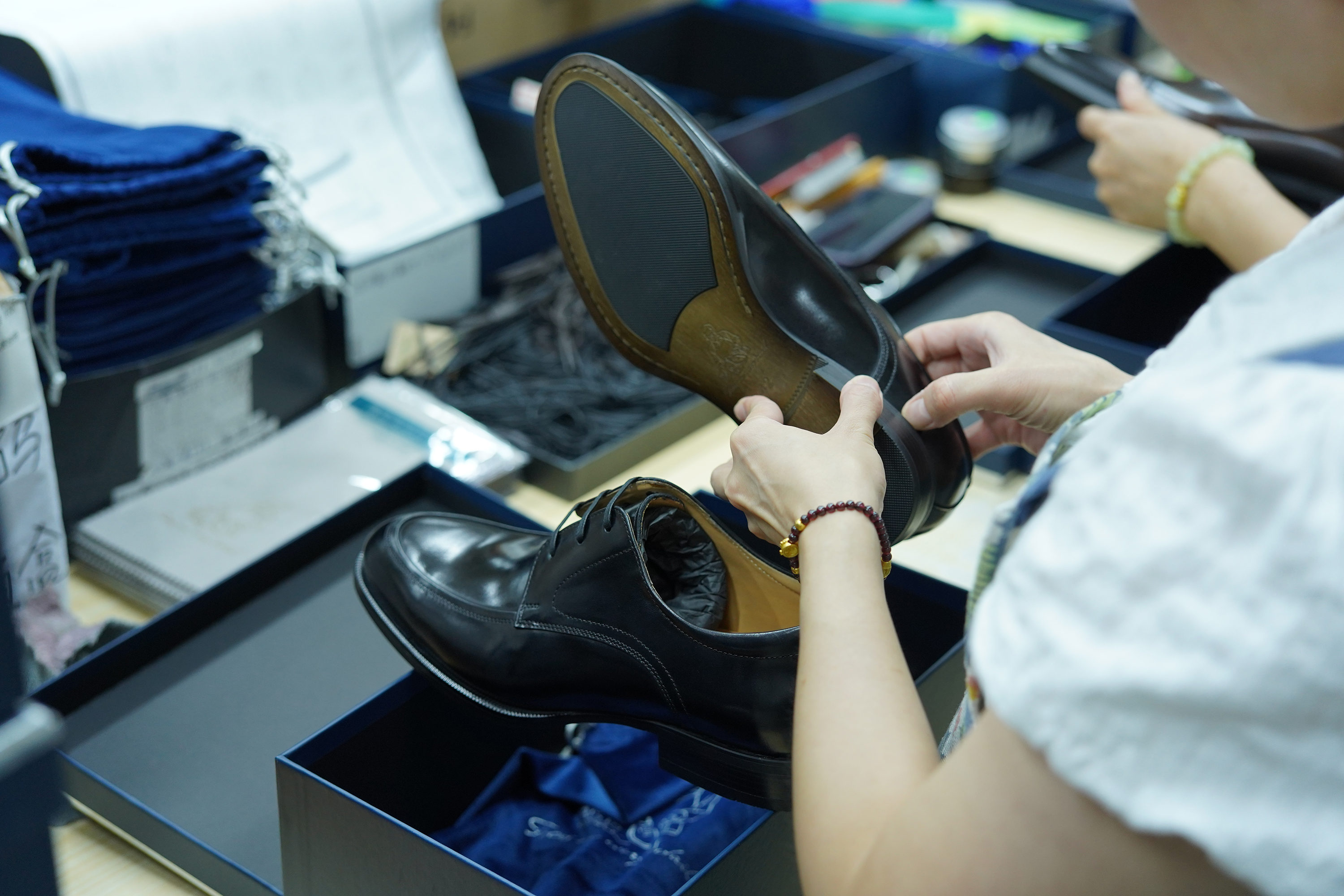 Quality inspection of men's leather shoes at Yangjiang Hengxin factory