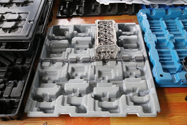 Customized inner lining tray for heavy duty pallet box