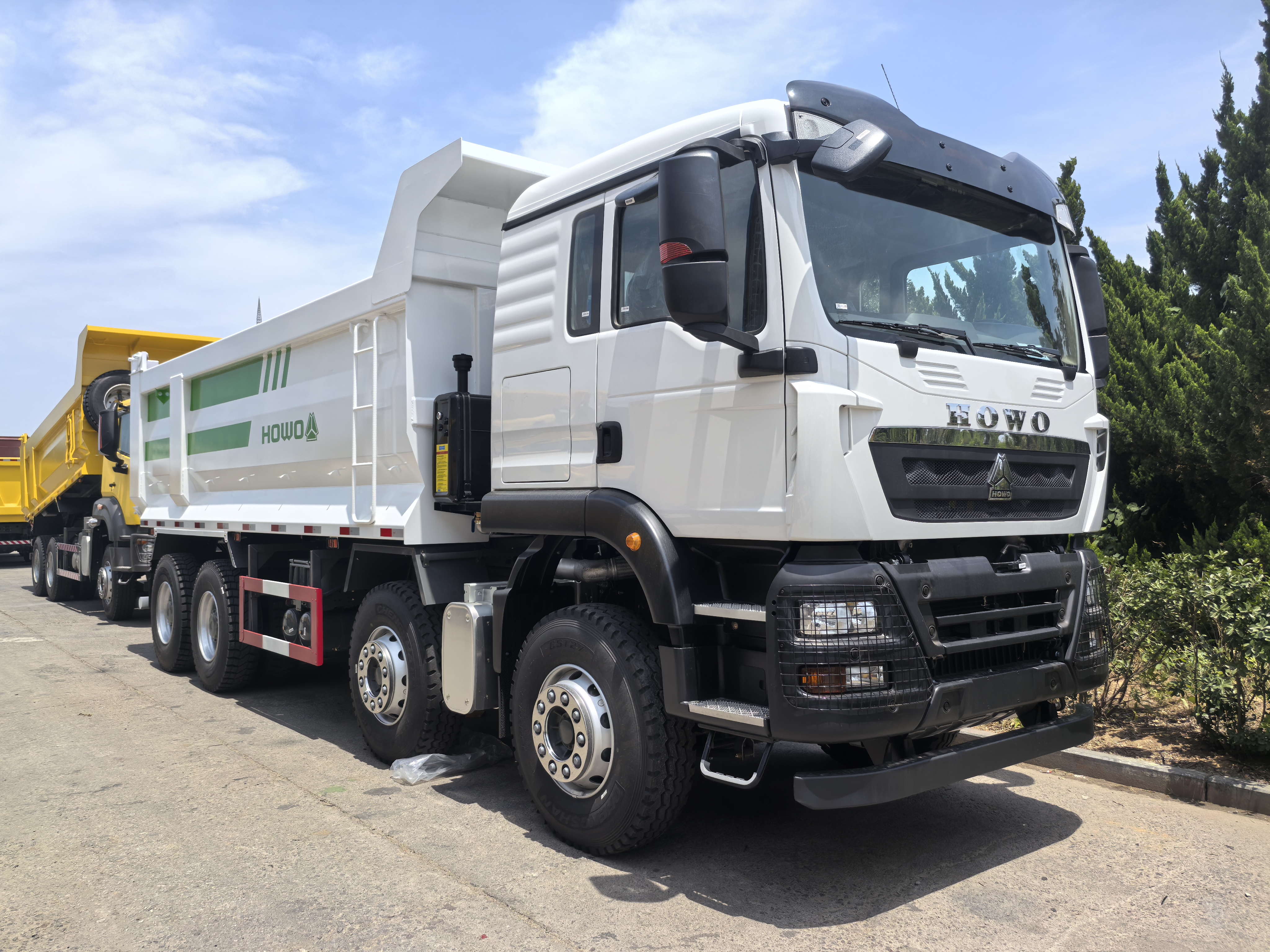 SINOTRUK HOWO 8×4 dump truck with 380HP Weichai engine and up to 30CBM cargo body