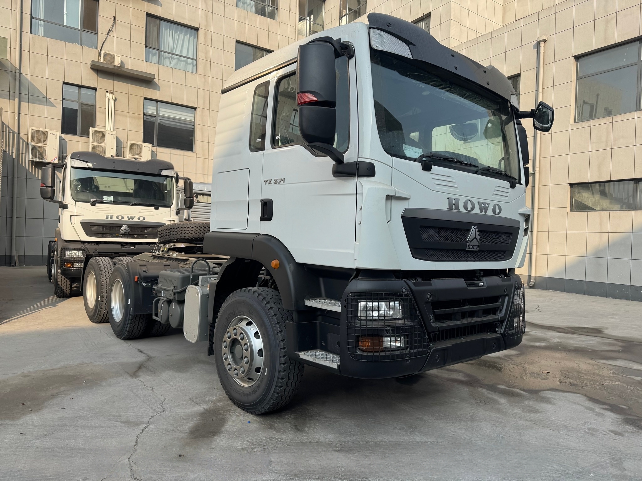 SINOTRUK HOWO tractor truck used for long-distance logistics and heavy haulage
