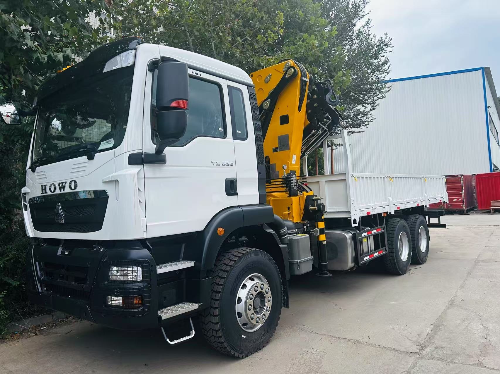 SINOTRUK HOWO truck crane as an example of specialized HOWO configurations