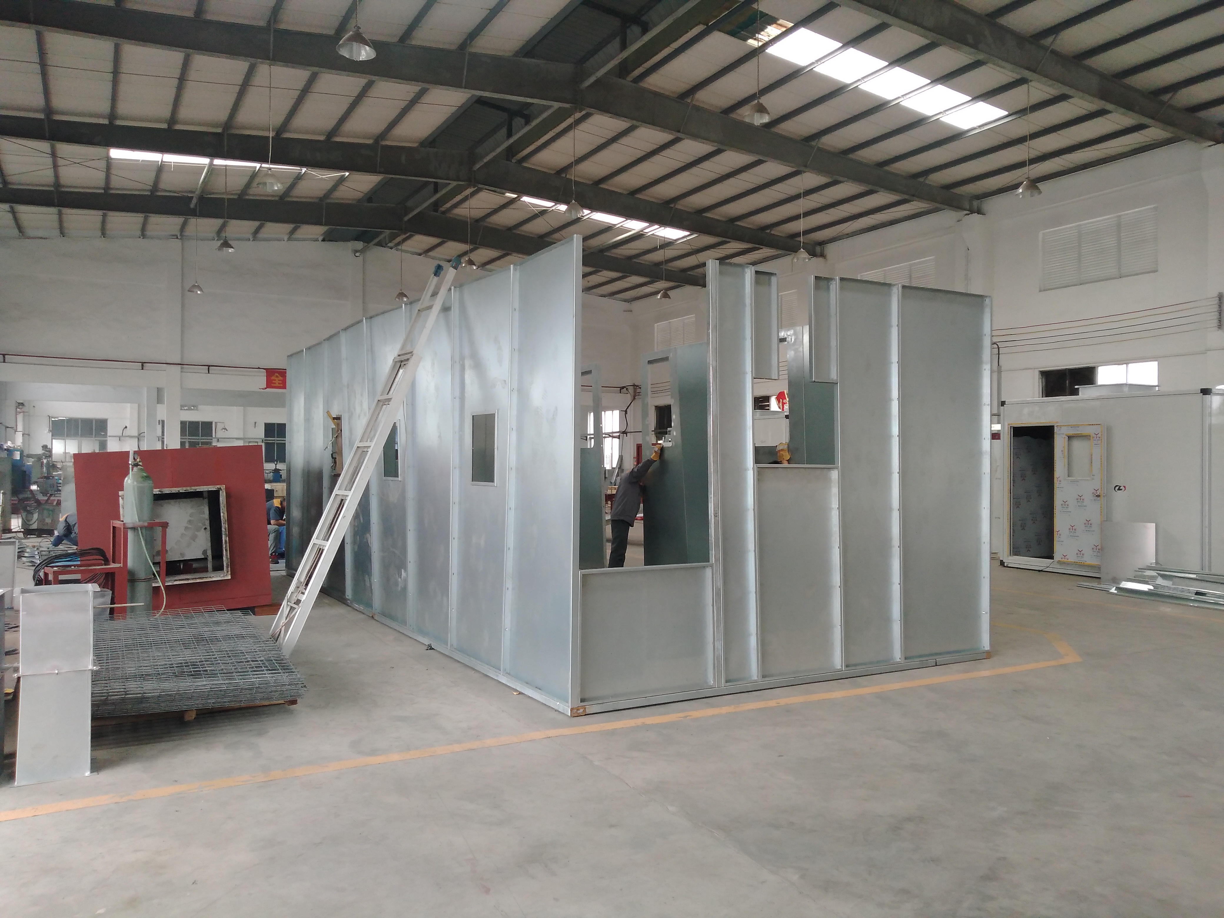 Automatic coating equipment in Attractivechina's production workshop