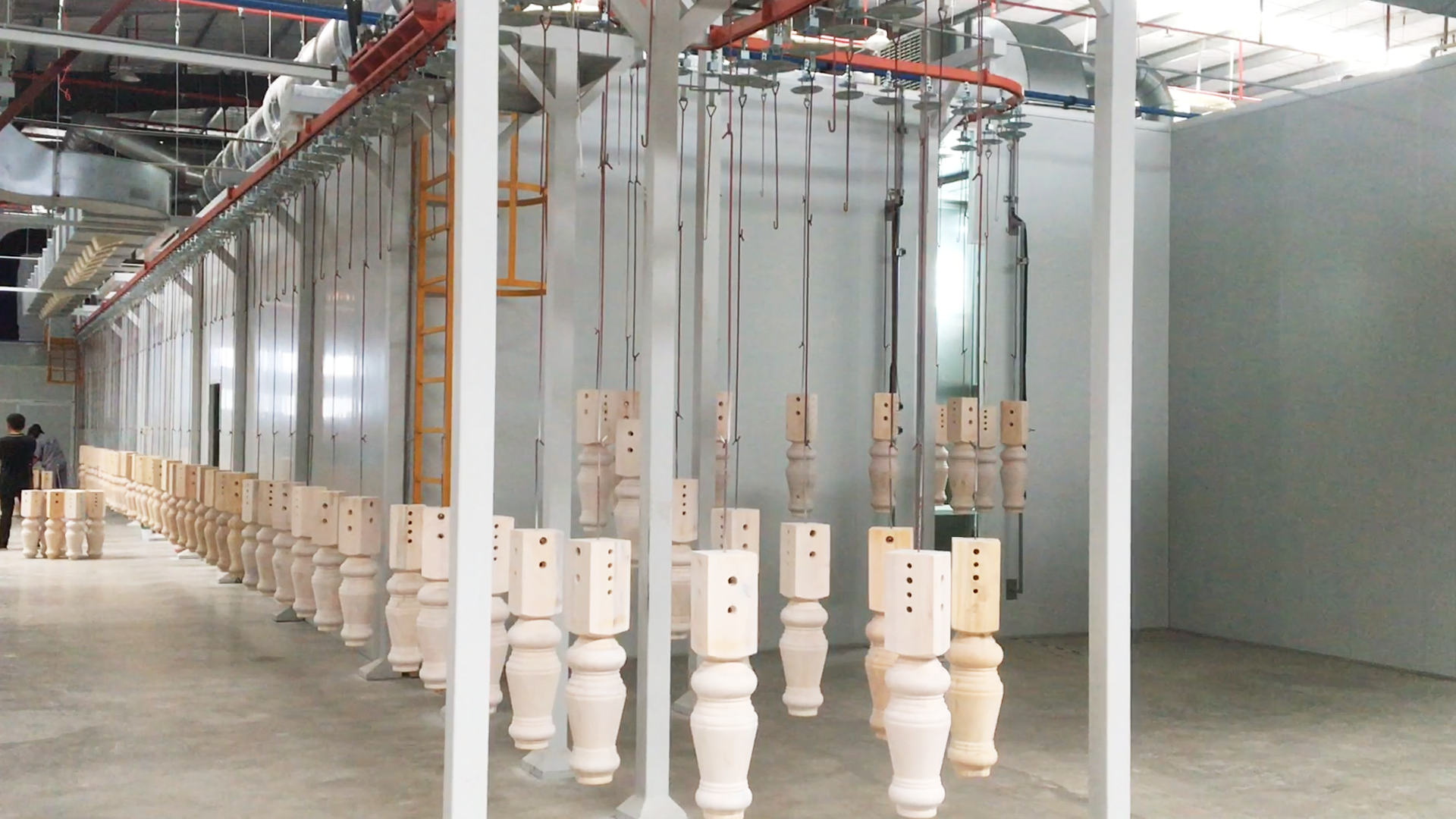 Suspended conveyor system used in wood furniture coating line