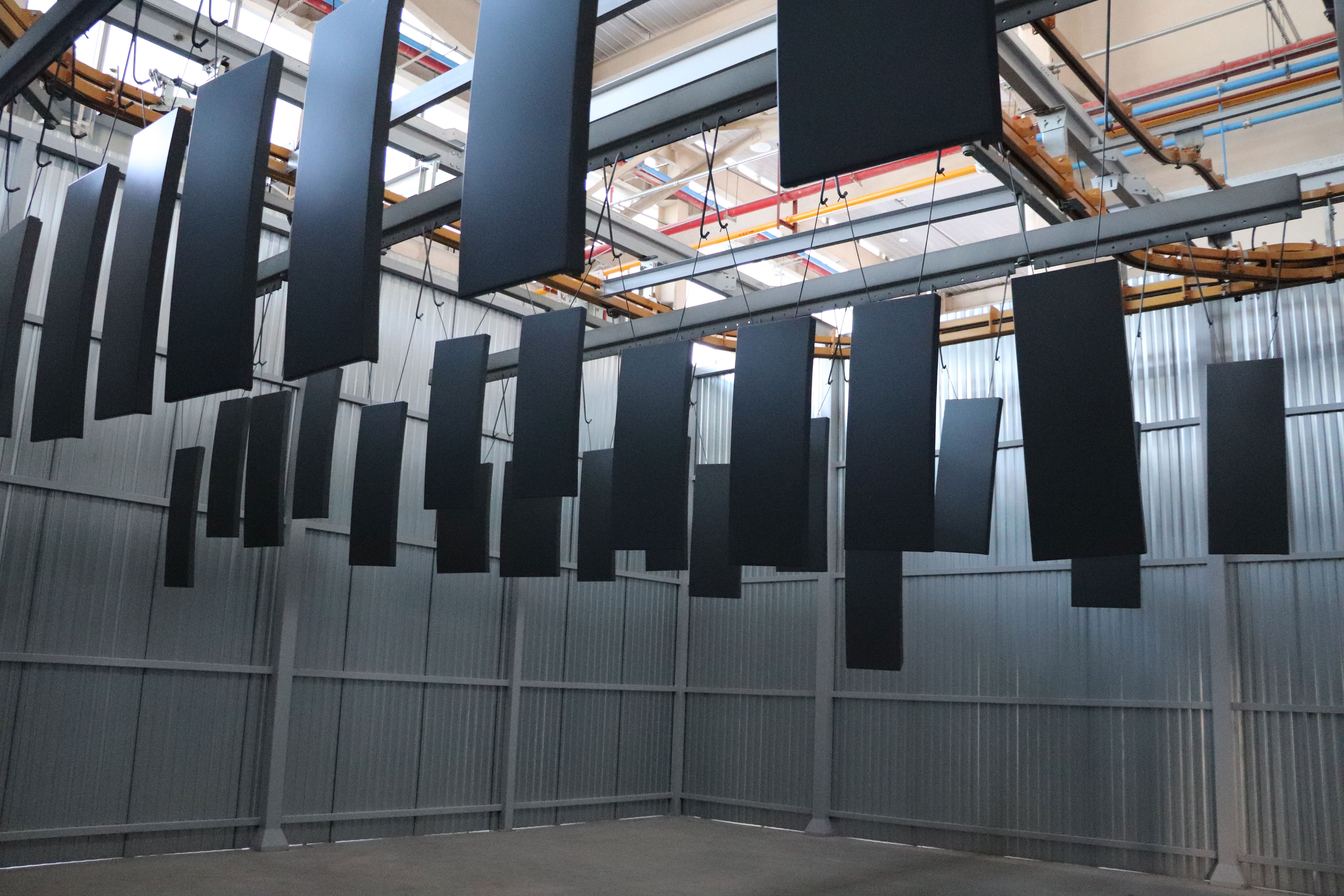 Power and free conveyor chain transport system used on a metal coating line