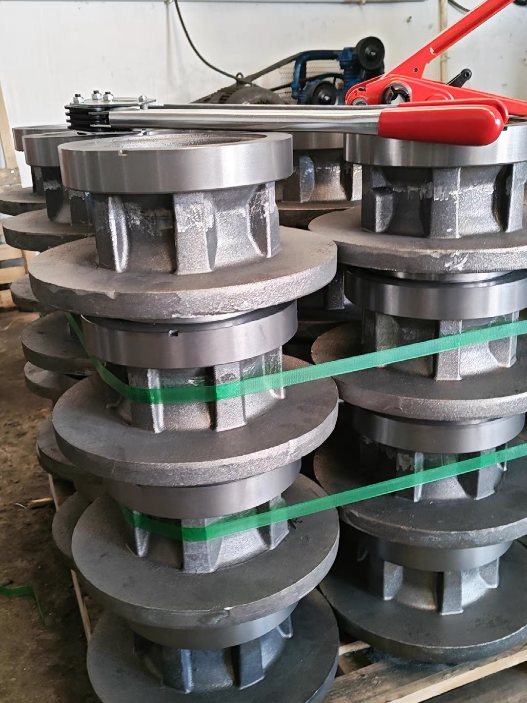 PET strapping used in metal product bundling