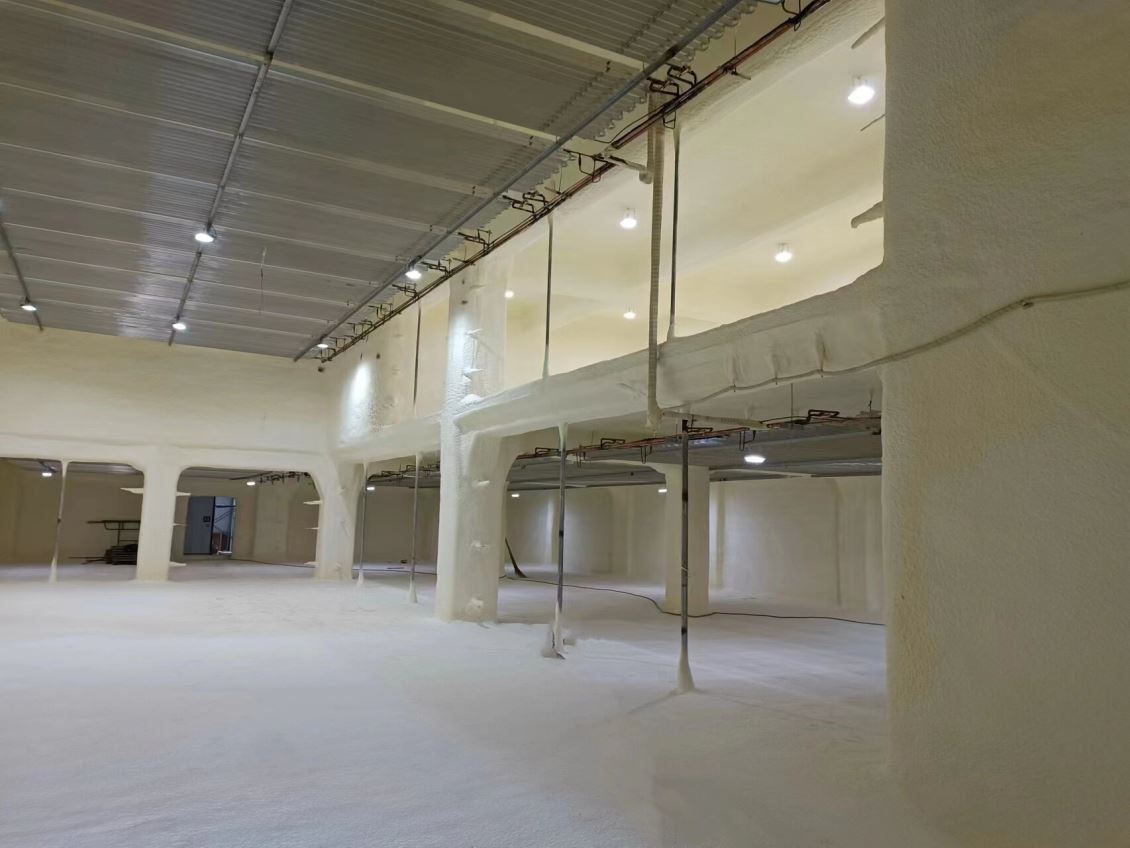 Cold storage spraying foam application scene