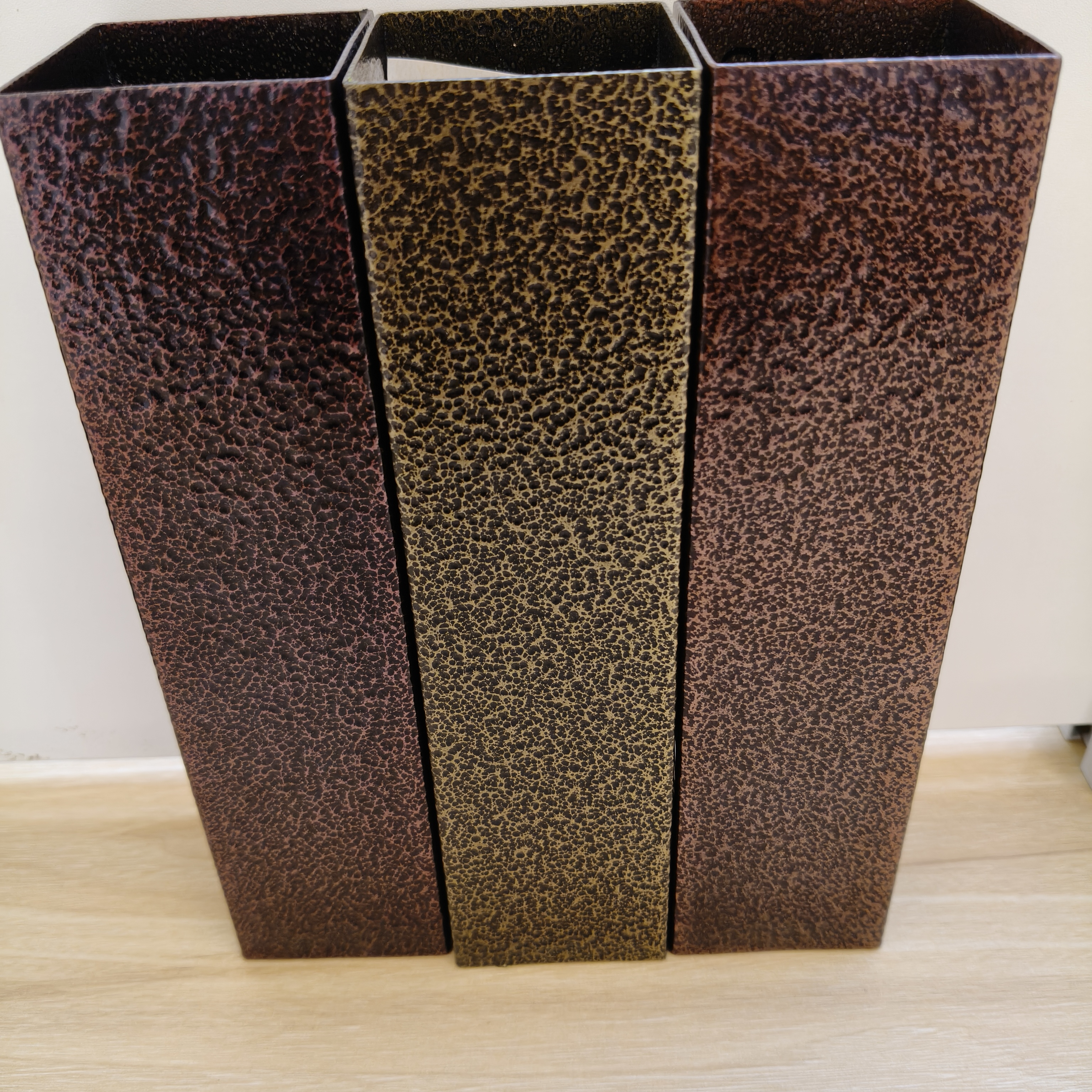 Hammer tone powder coating surface pattern on coated metal