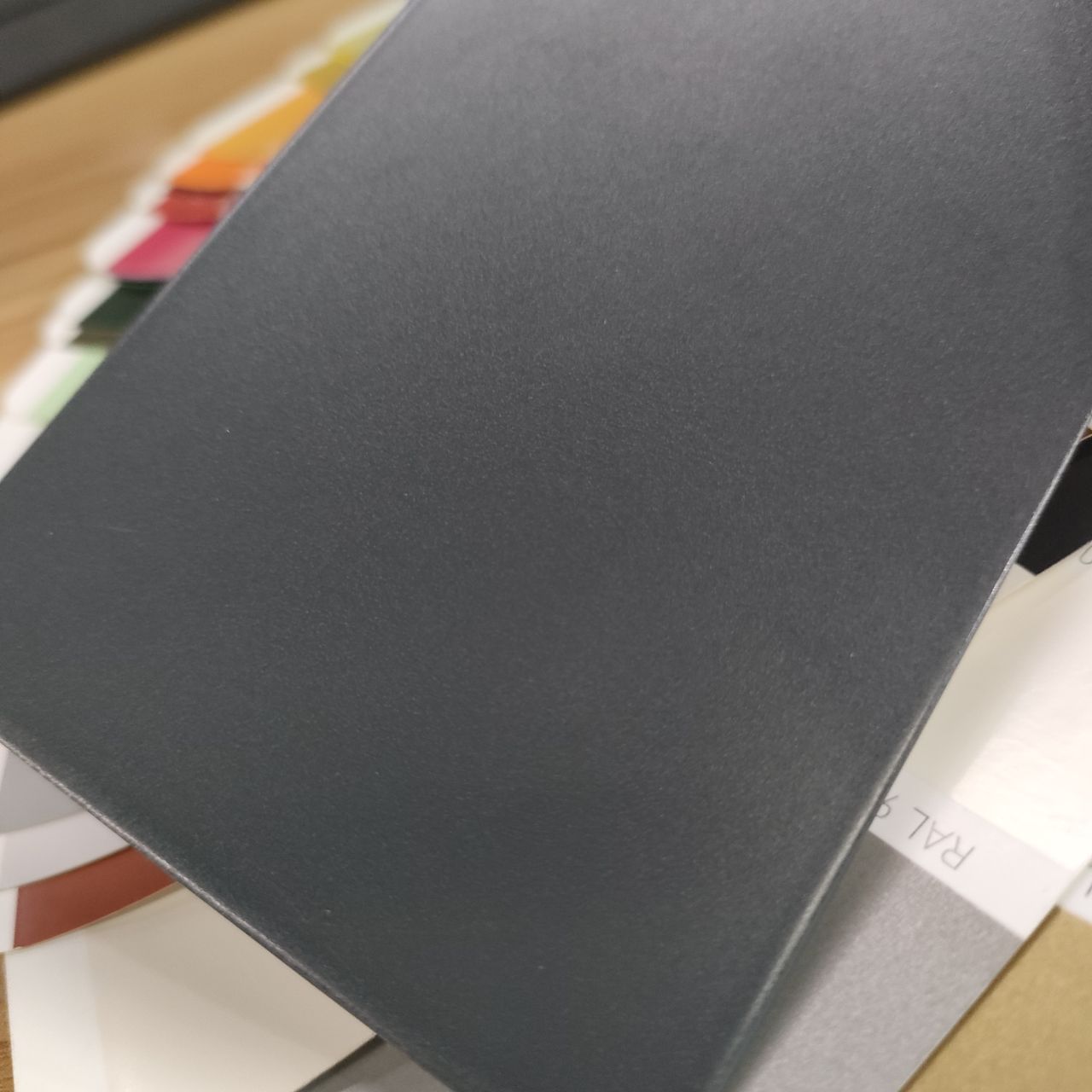 Aluminum powder coating for architectural profiles and curtain walls