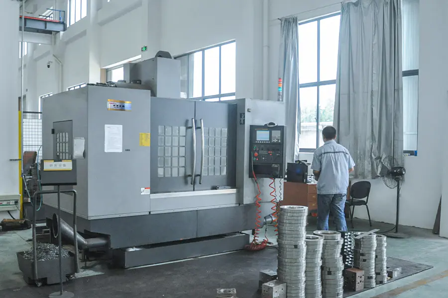 Production workshop at Nantong Jiabao Machinery showing assembly of hydraulic baler machines