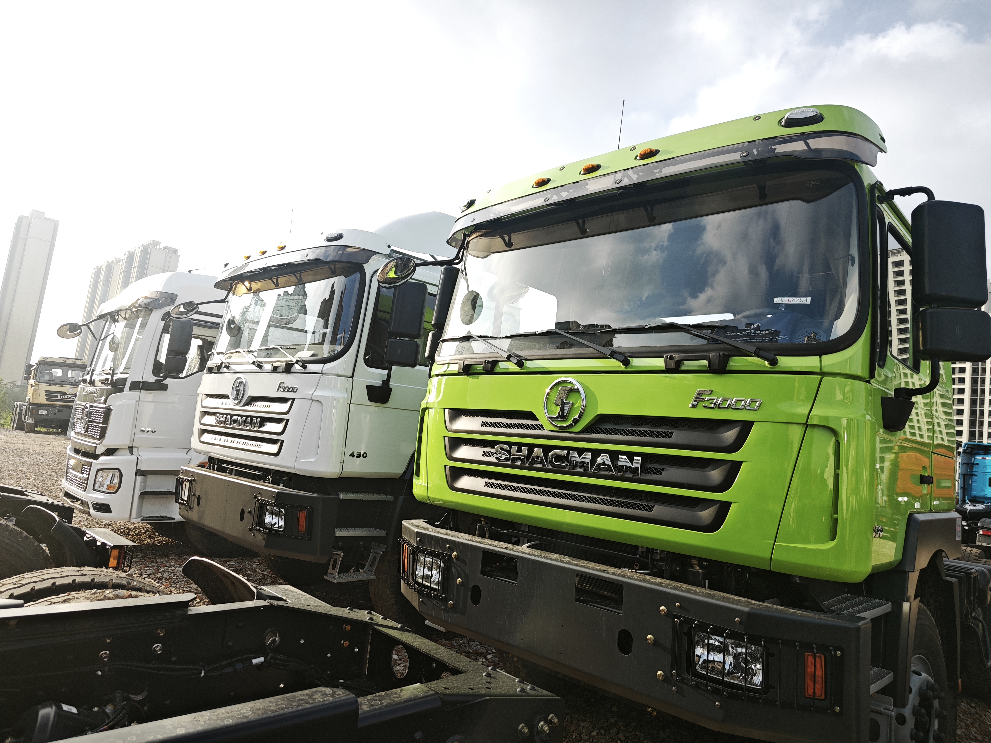 Heavy duty tractor units in fleet operation for long haul and semi-trailer transport