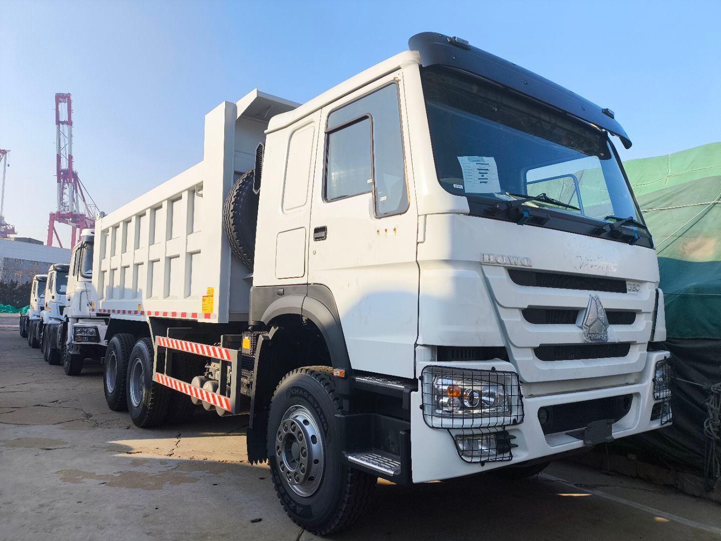 DUMP TRUCK