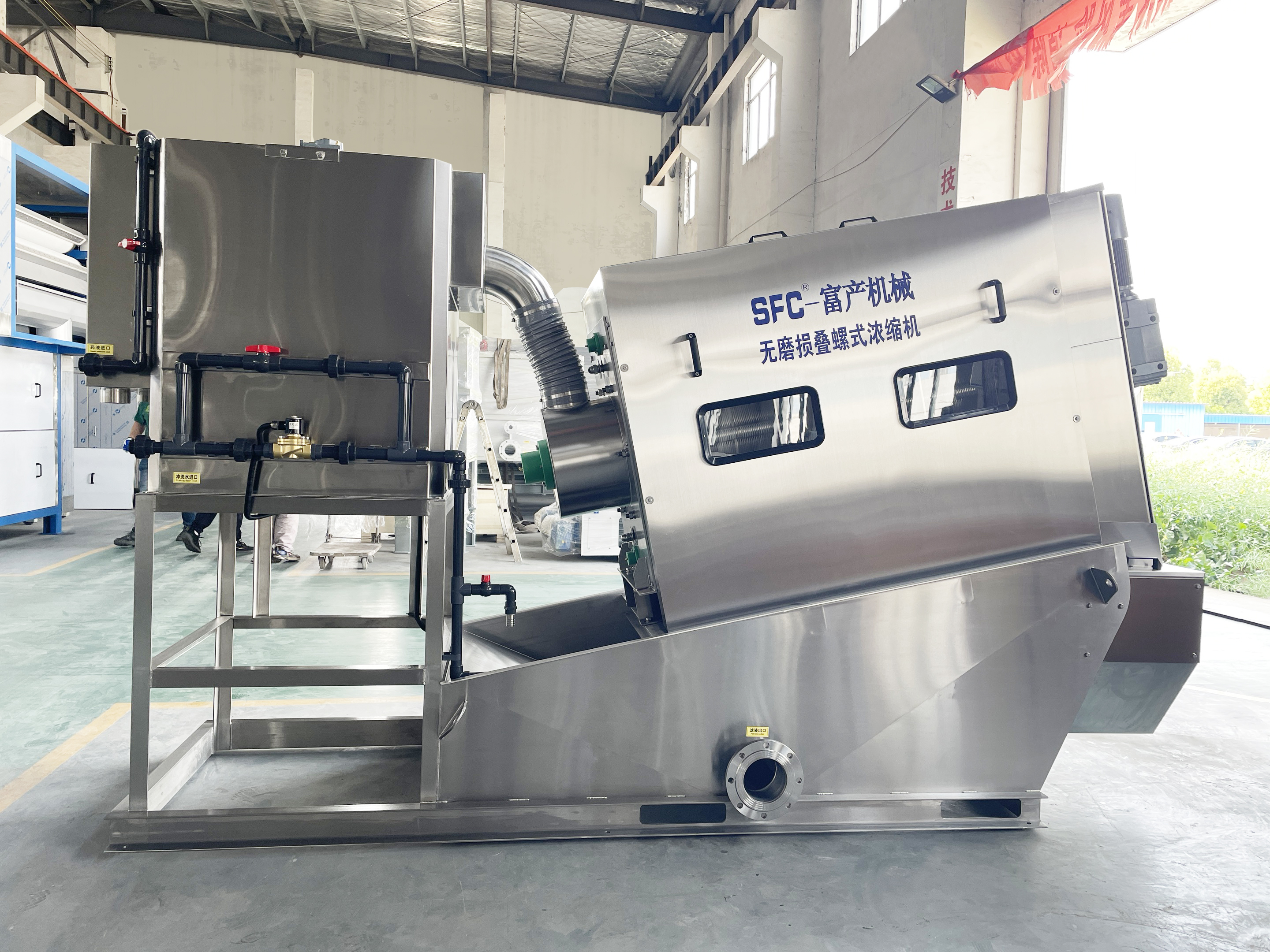 High-capacity wear-free screw press SRD-404 - side view