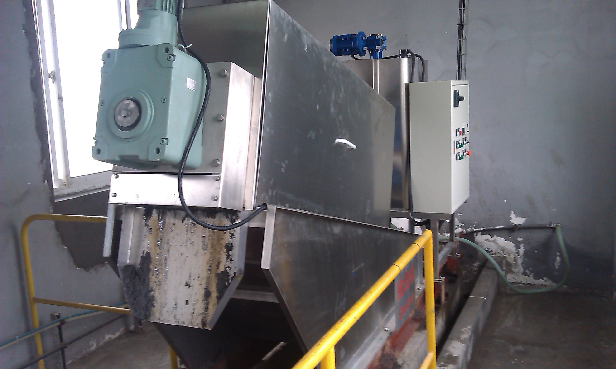 Palm oil mill sludge dewatering with DL-301 screw press