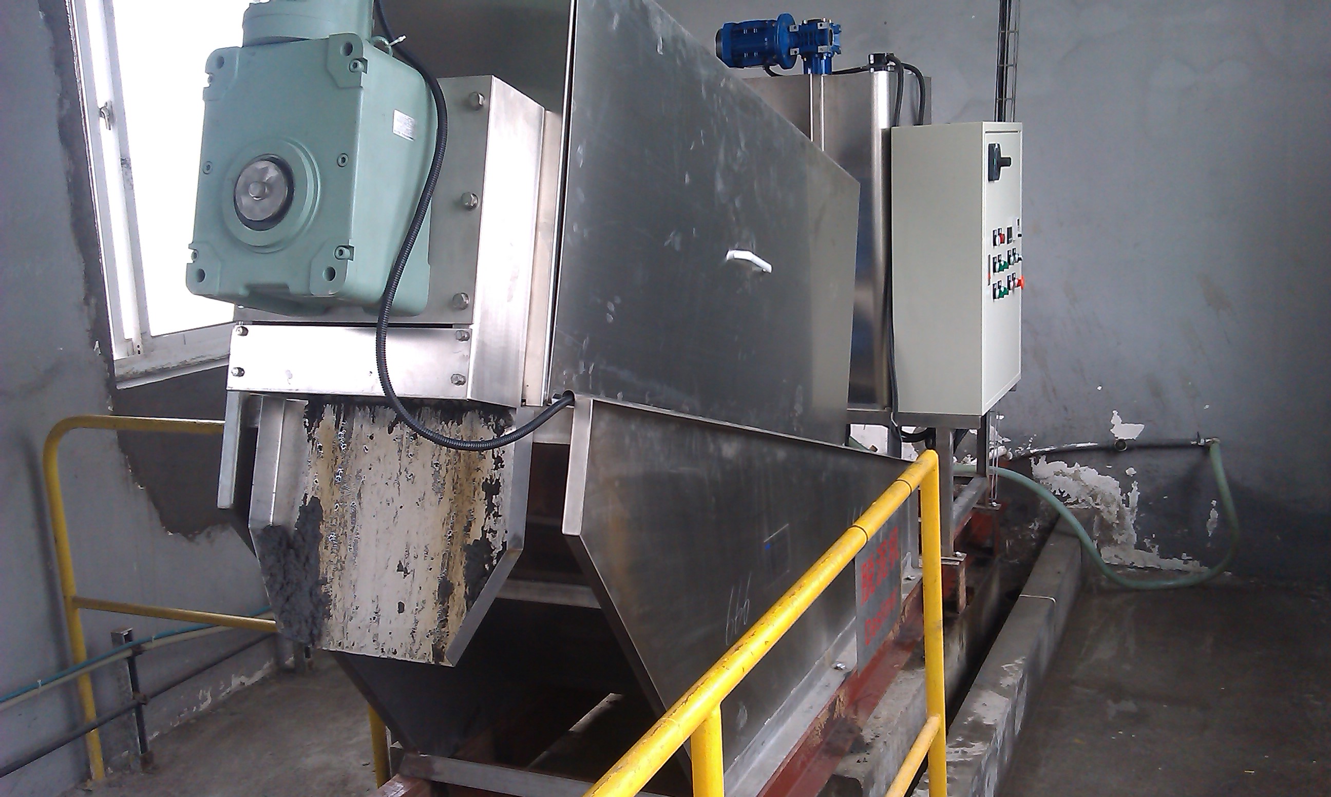 Screw press sludge dewatering machine in palm oil mill application