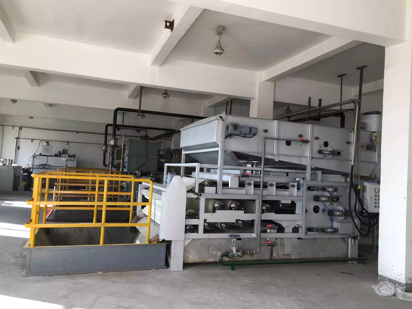 Belt sludge dewatering machine installed in a petrochemical plant