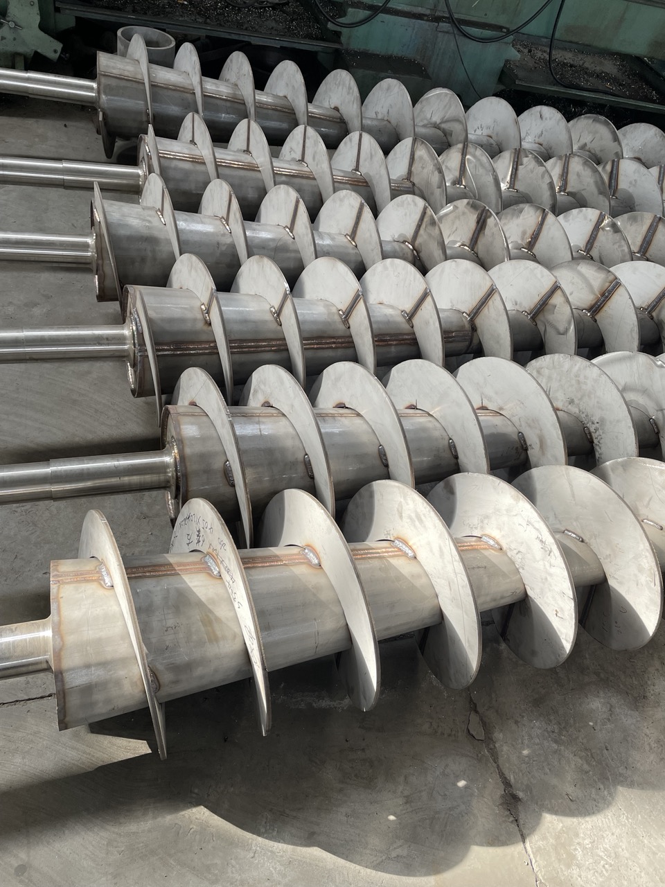 Wear-free screw shaft from SFC Machinery showing zero wear after extended operation