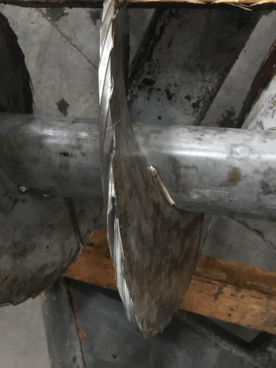 Severe screw shaft wear in a conventional multi-disc screw press