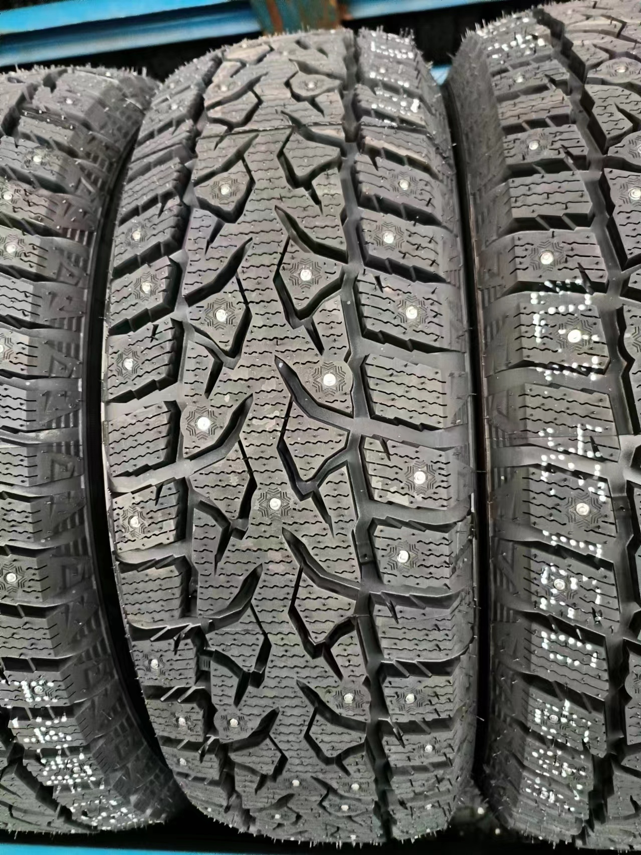 PASSENGER CAR TIRE
