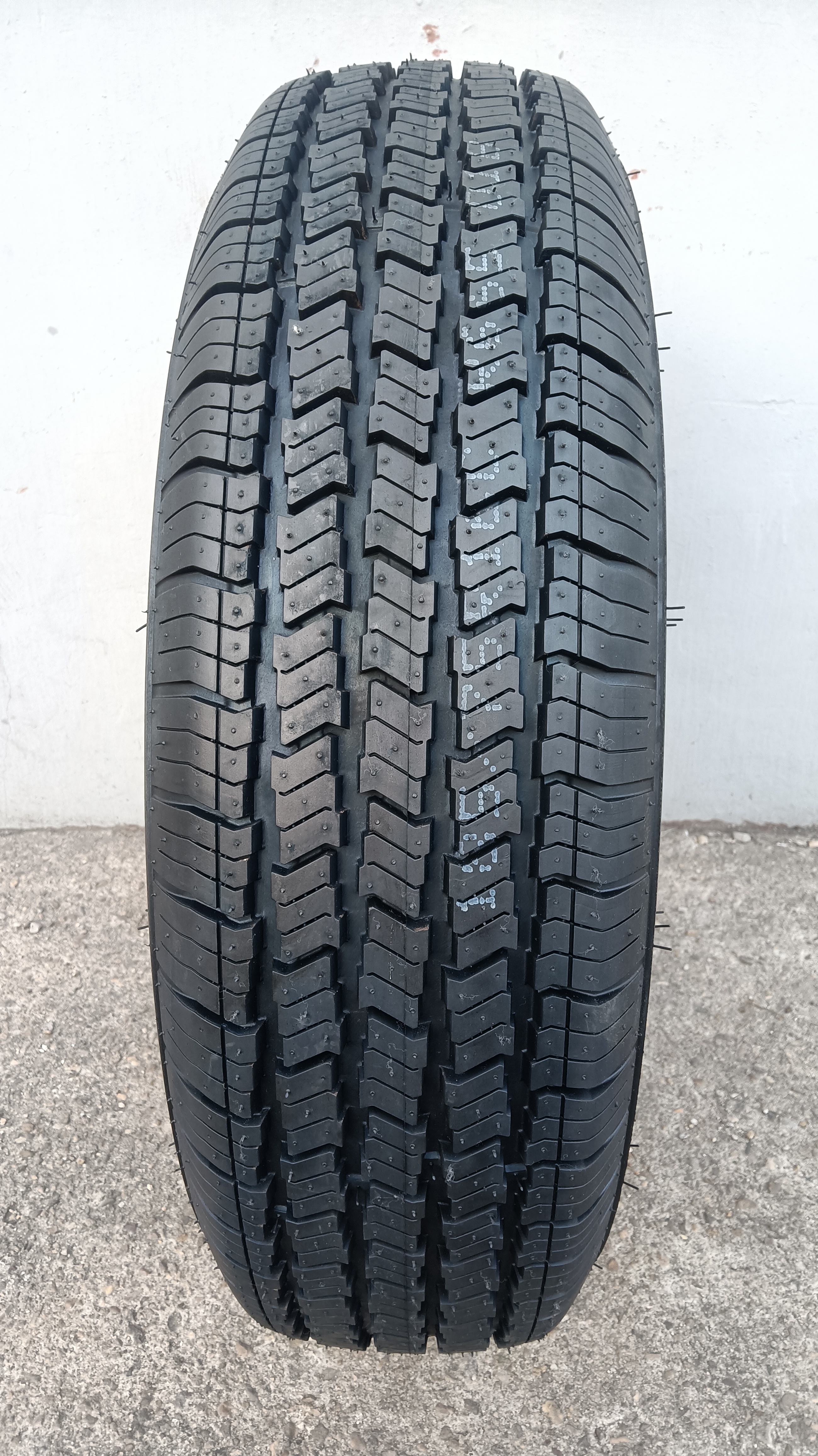 PASSENGER CAR TIRE