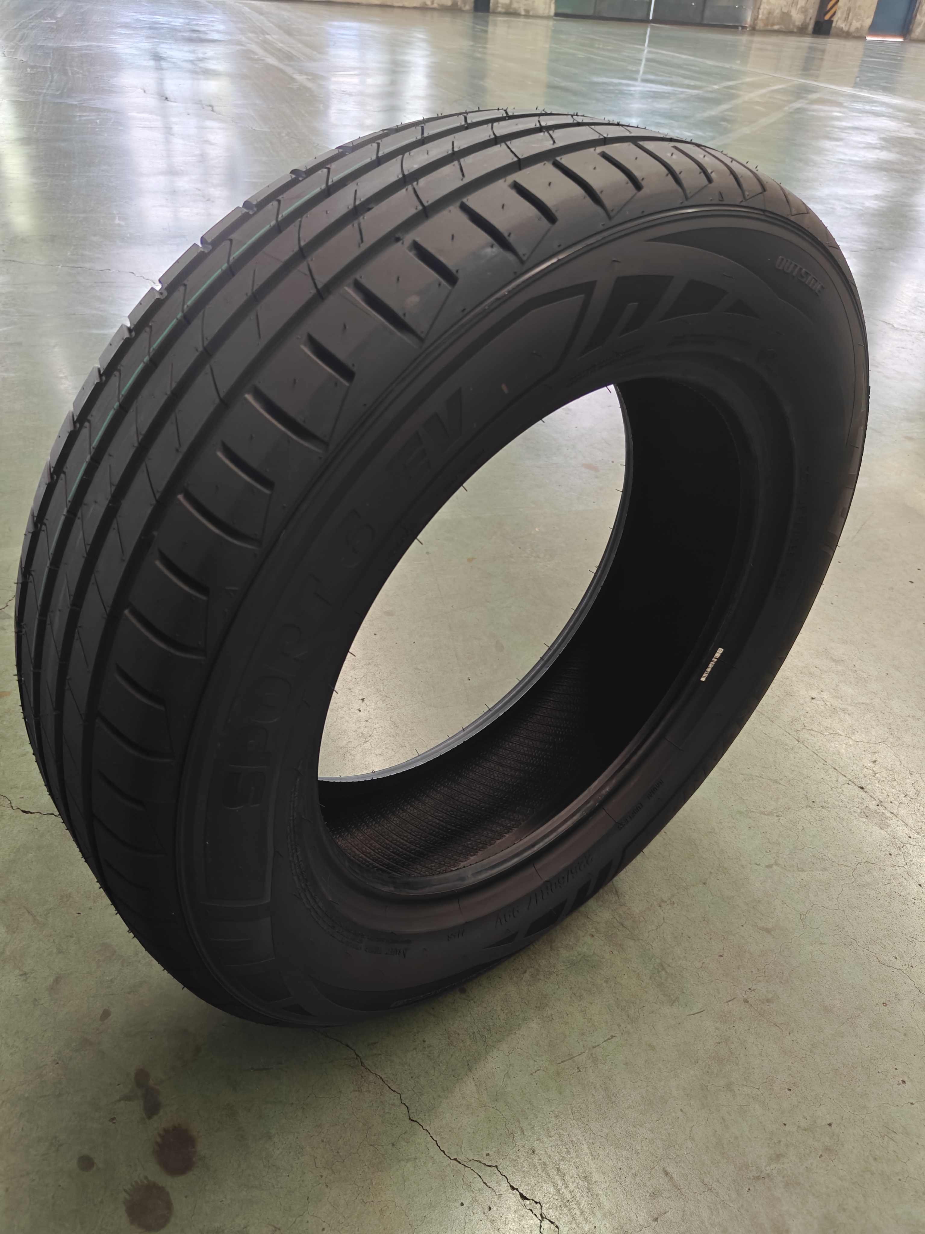 Sportsway II EV tire close-up