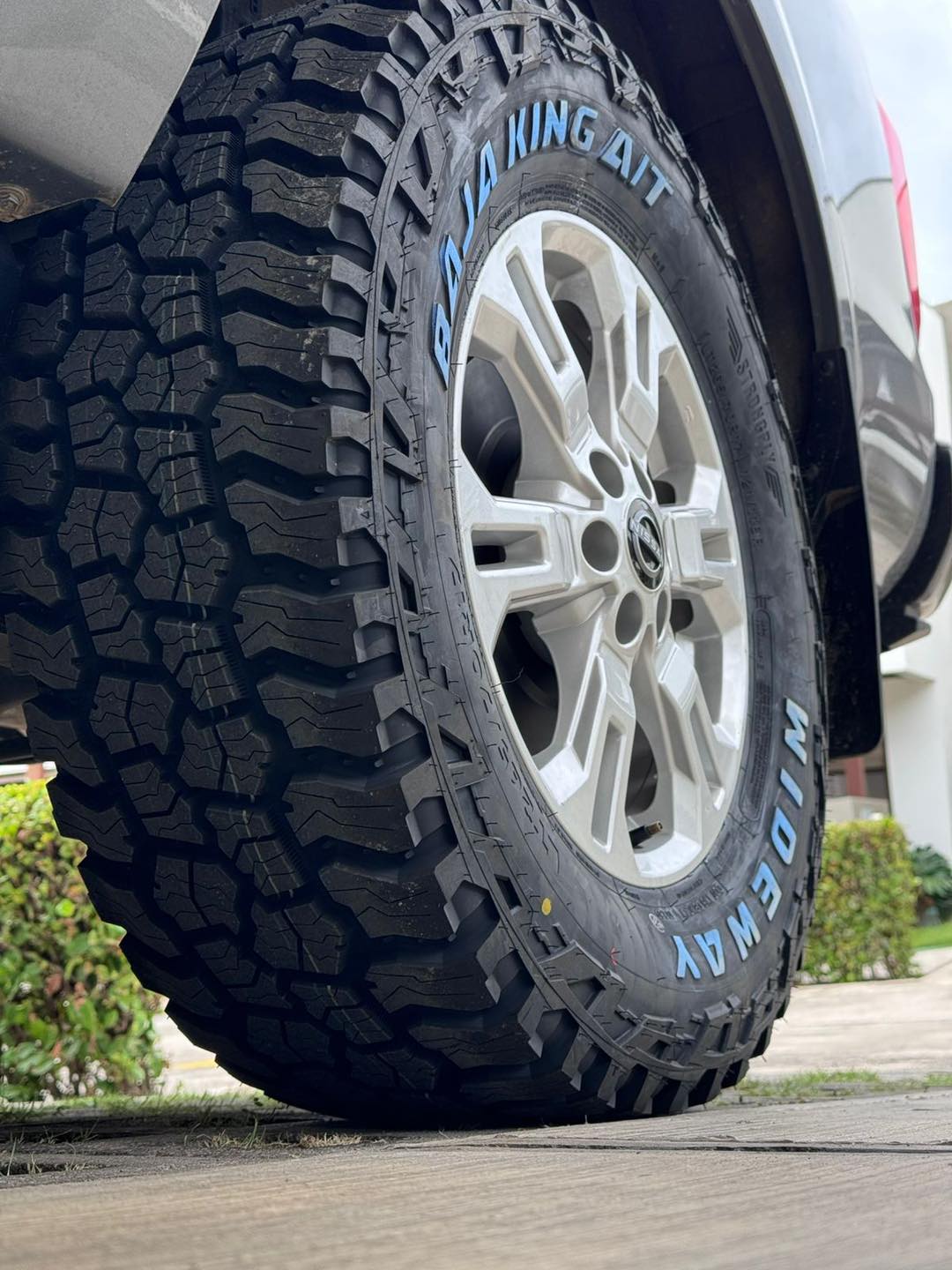 BAJA KING A/T off-road tire LT265/60R18