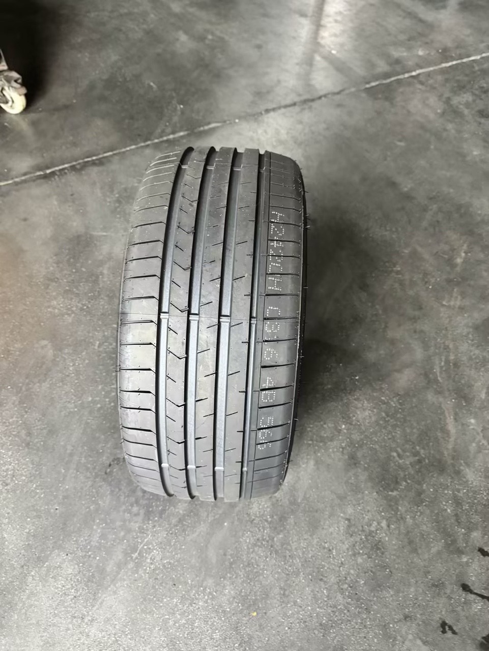 215/45ZR17 performance tire tread