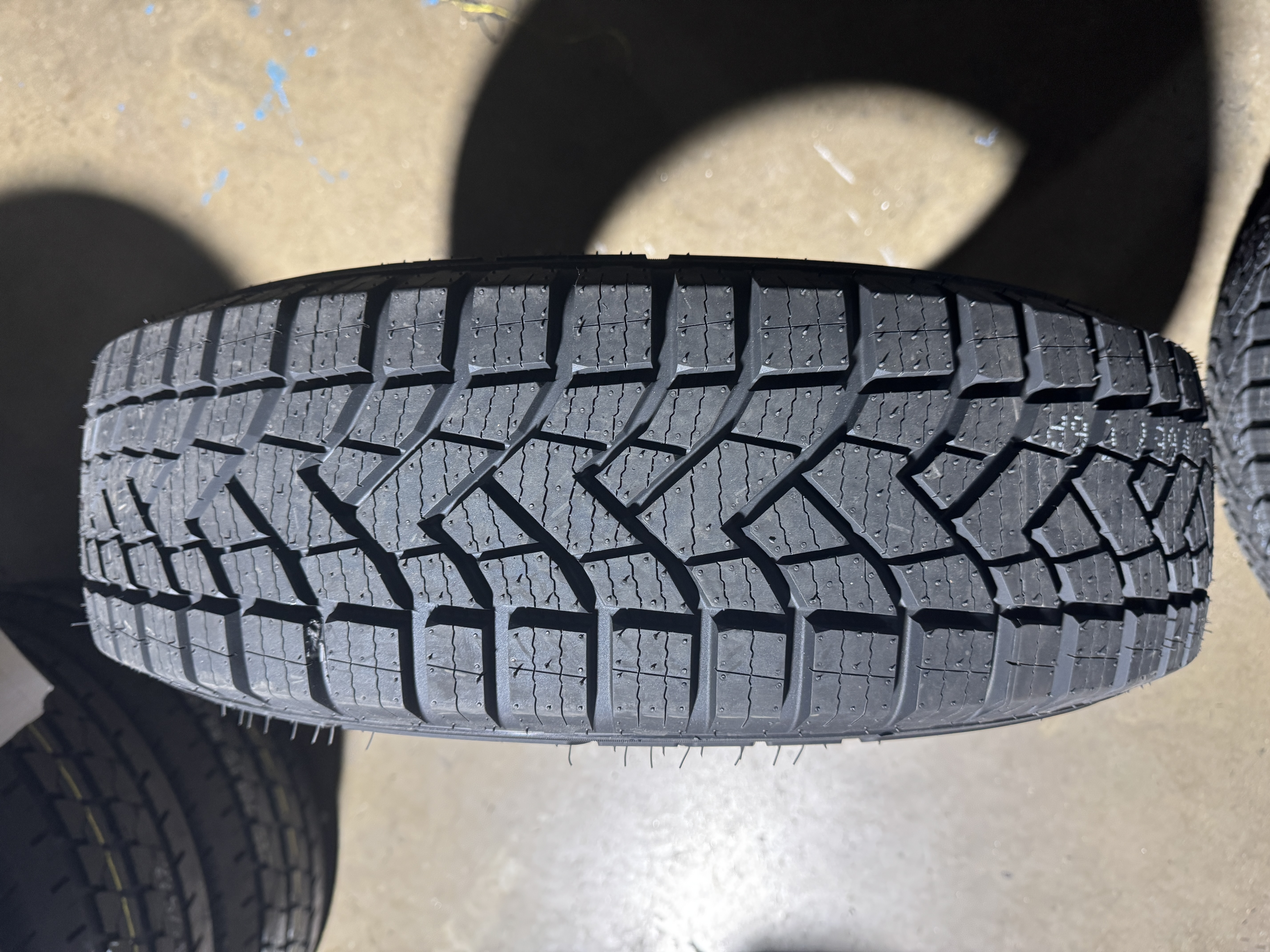 PASSENGER CAR TIRE