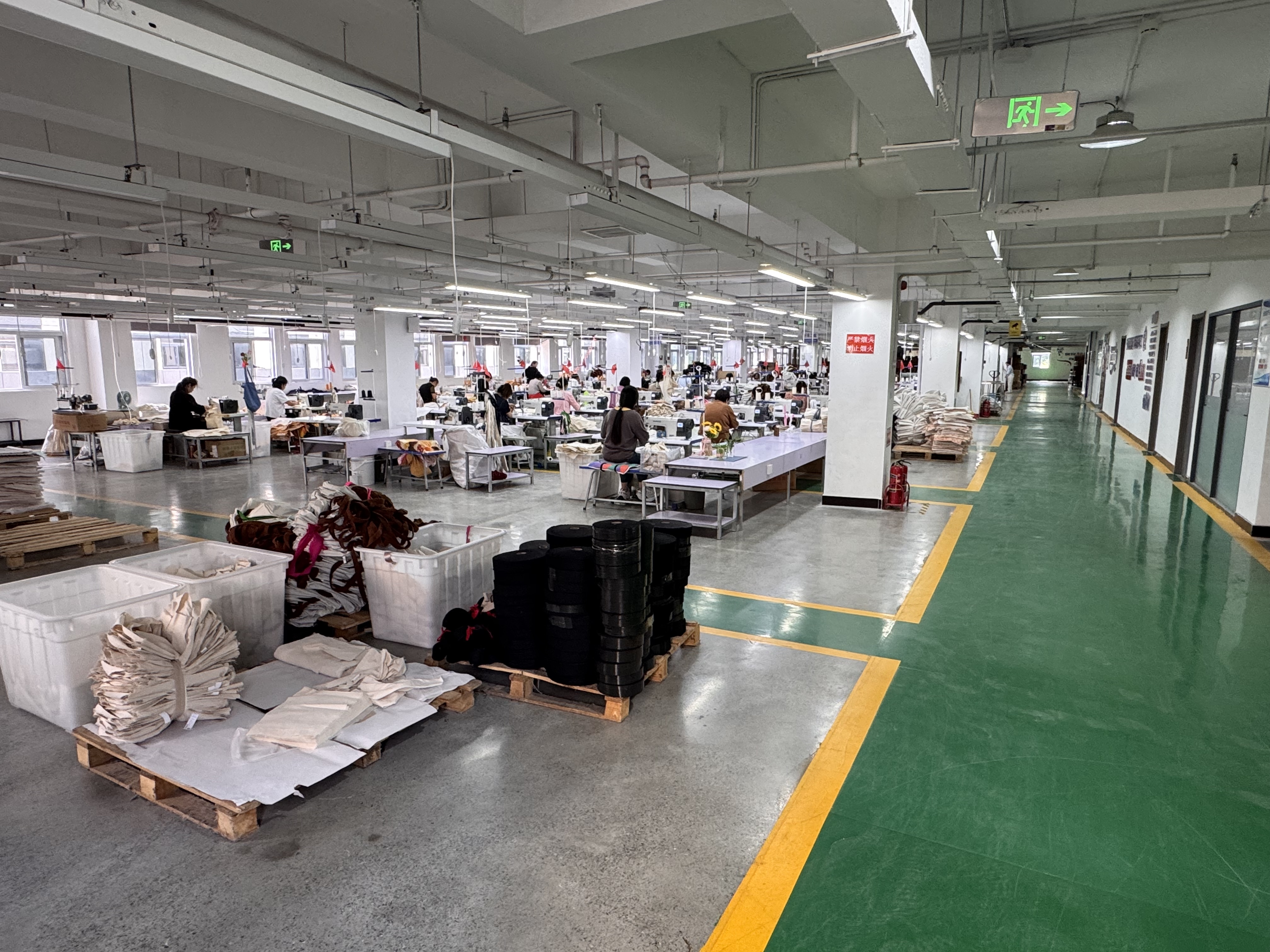 Yulite stitching workshop in the promotional bag factory