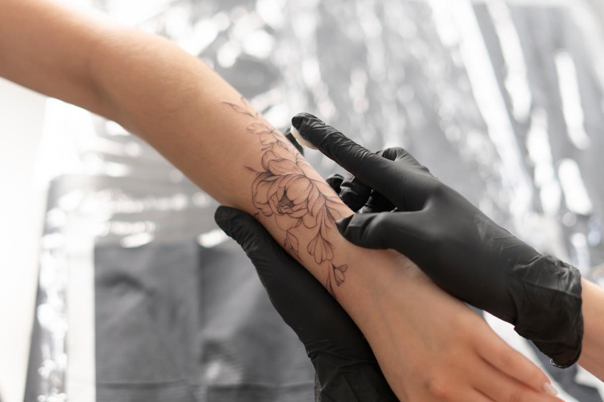 Professional tattoo artist working with cartridge needle