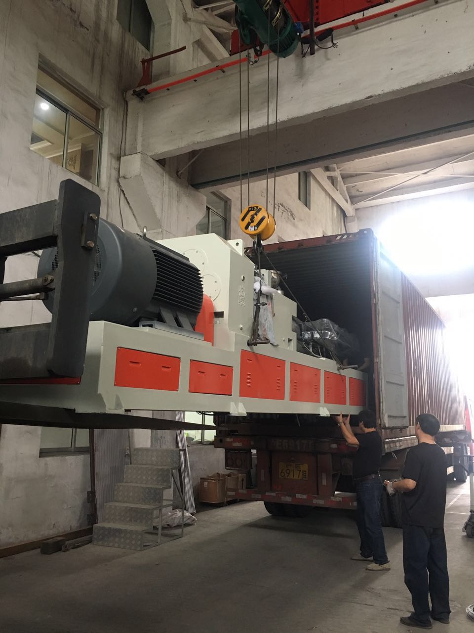 SPC flooring extruder loading for export delivery