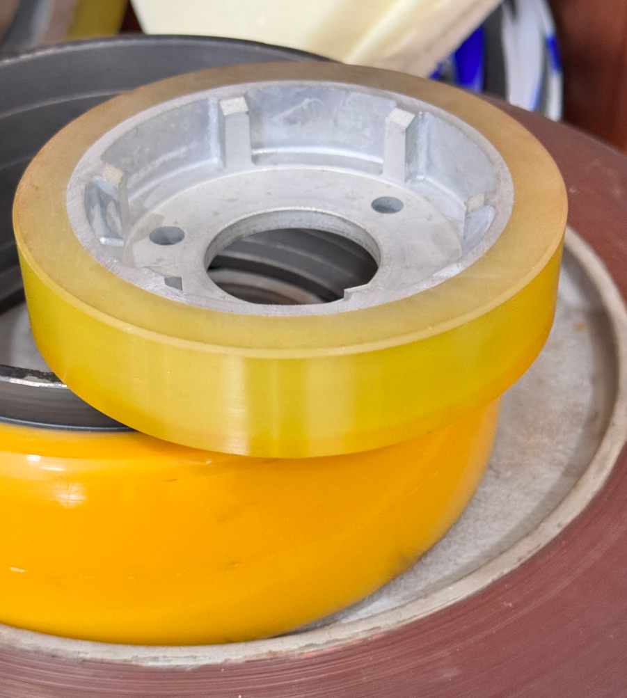 Large size polyurethane traction wheel